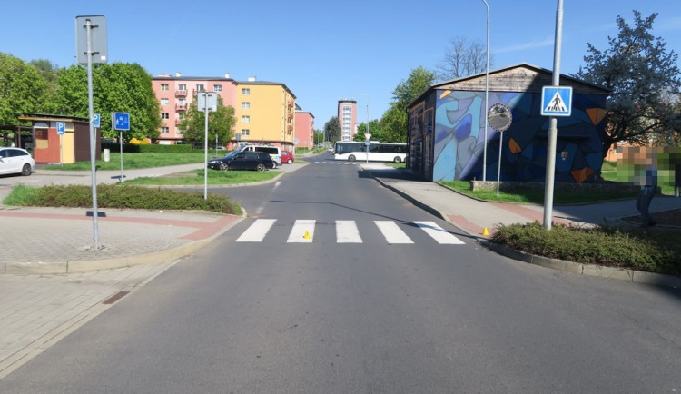Policie pátrá po svědcích nehody v Ostrově. Řidič srazil dívku na přechodu a ujel