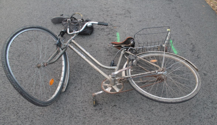 Tragická nehoda u Ratíškovic si vyžádala život cyklisty, další dva jsou zranění