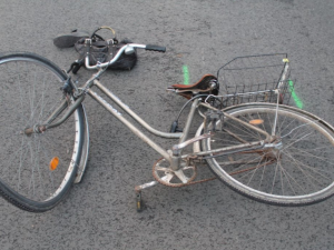 Tragická nehoda u Ratíškovic si vyžádala život cyklisty, další dva jsou zranění