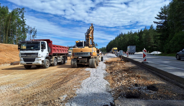 Problémy s archeologickým průzkumem ohrožují stavbu úseků dálnic D35 a D11