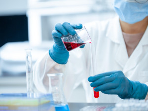 Brněnští vědci popsali jeden ze způsobů, jak koronavirus proniká do mozku
