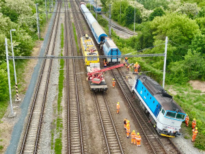 V Heršpicích vykolejila lokomotiva. Železničáři povolali na pomoc speciální jeřáb
