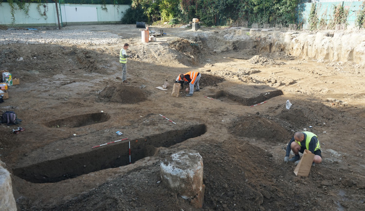 Tajemné pozůstatky nádrží našli archeologové na Nových sadech v Brně