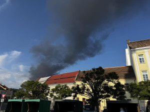 Hustopeče pohltil černý dým. Hoří průmyslový areál, hasiči mají požár pod kontrolou