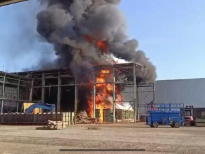 Hustopeče pohltil černý dým. Hoří průmyslový areál, hasiči mají požár pod kontrolou