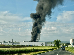 Hustopeče pohltil černý dým. Hoří průmyslový areál, hasiči mají požár pod kontrolou