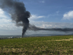 Hustopeče pohltil černý dým. Hoří průmyslový areál, hasiči mají požár pod kontrolou