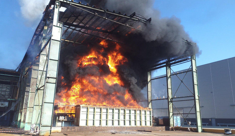 Hustopeče pohltil černý dým. Hoří průmyslový areál, hasiči mají požár pod kontrolou
