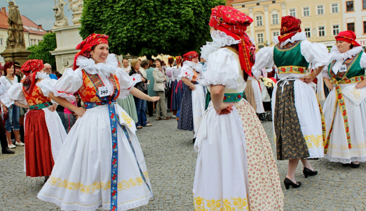 Tanečníci ve Vyškově rekord v počtu tančících Hanáckou besedu nepřekonali