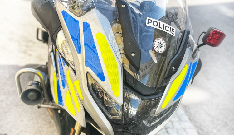 Rychnovsko: Muž napadl známého nožem a opakovaně vyhrožoval přítelkyni