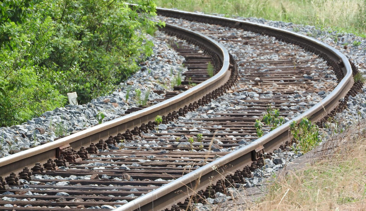 Vlak na Blanensku v neděli zabil člověka, který přecházel koleje