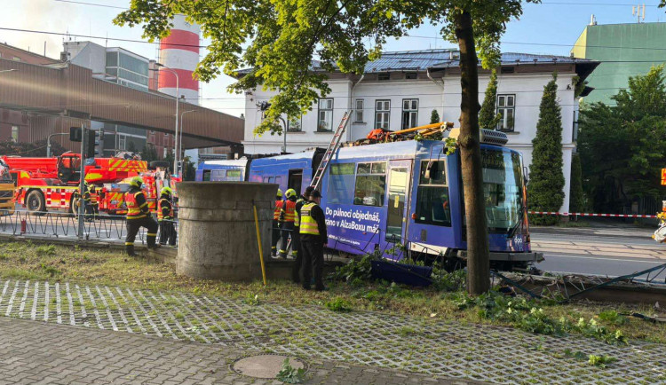 V Ostravě se srazilo auto s tramvají. Ta zůstala zaklíněná na chodníku