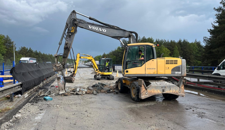 FOTO: Oprava mostu na D1 u Pávova pokračuje, i nadále platí určitá omezení