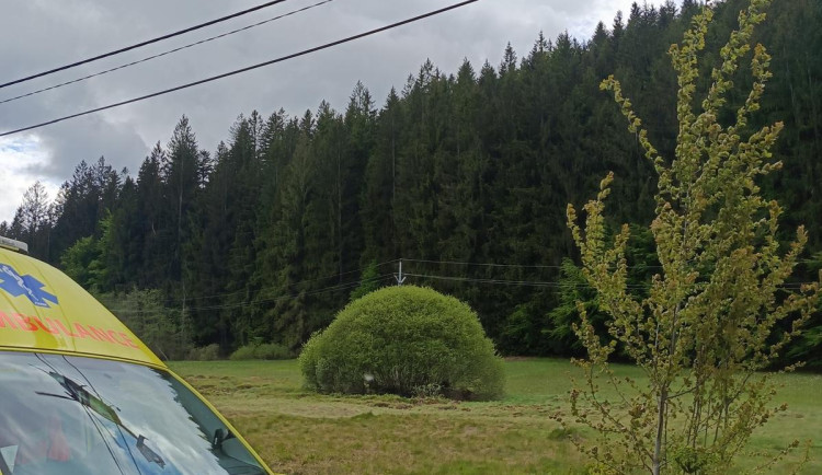 Pro muže v lese letěl vrtulník. Utržené lano mu vážně poranilo ruku