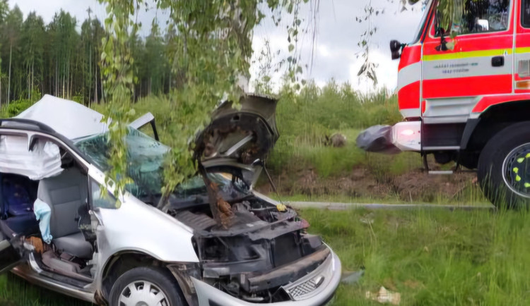 Úmrtí na Jihlavsku. Řidička nepřežila náraz do stromu, spolujezdec utrpěl zranění