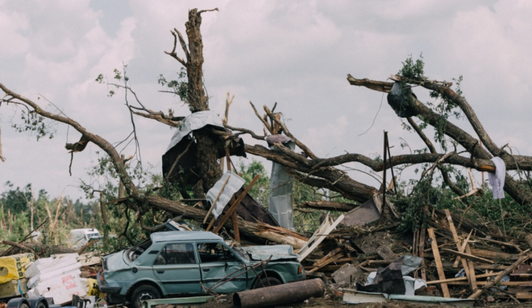 Pro jihomoravské obce zasažené tornádem se vybralo 91 milionů, zúčtoval kraj