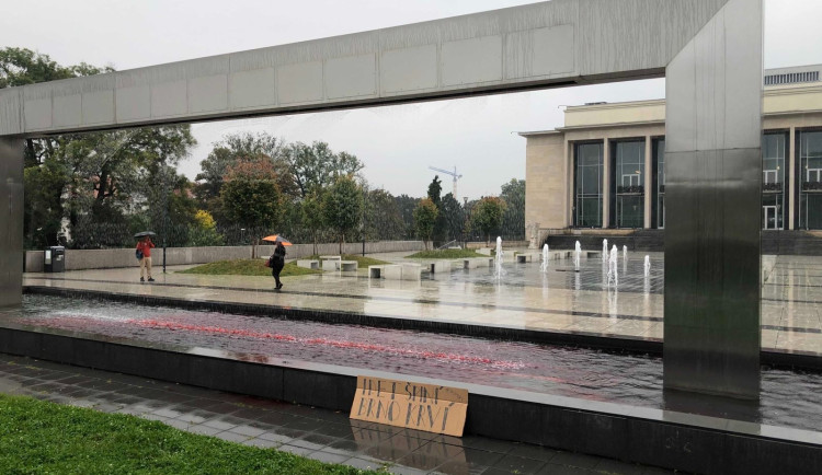 Kašny v centru Brna jsou bez vody, odpůrci veletrhu IDET je minule znečistili