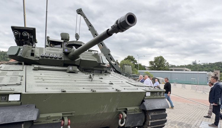 FOTO: Na bezpečnostní veletrhy se do Brna sjela vojenská technika z celého světa