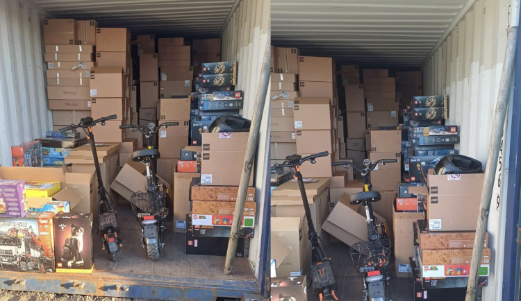 Nakradli zboží za miliony. Policie dopadla trojici zlodějů, jeden se schovával na stromě