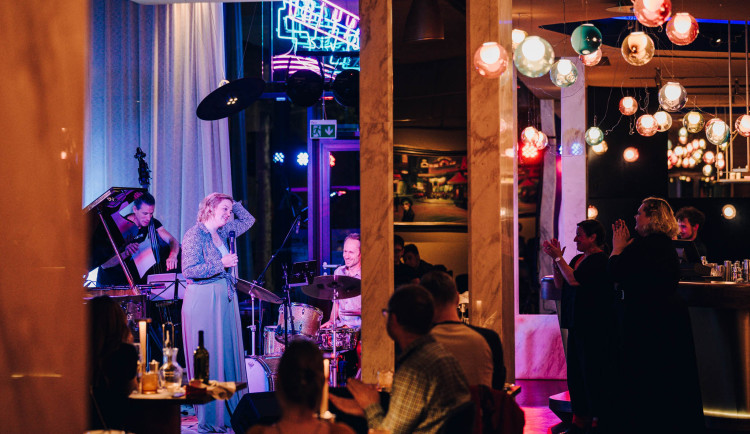 Jazzmin Bar & Dining spojuje špičkovou kuchyni, živý jazz i koktejly s charakterem
