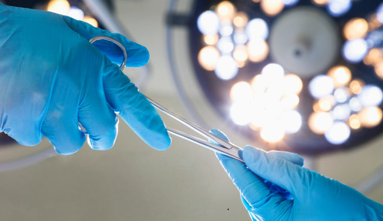 Hradecký kraj zveřejnil aktuální čekací doby na plánované operace ve svých nemocnicích