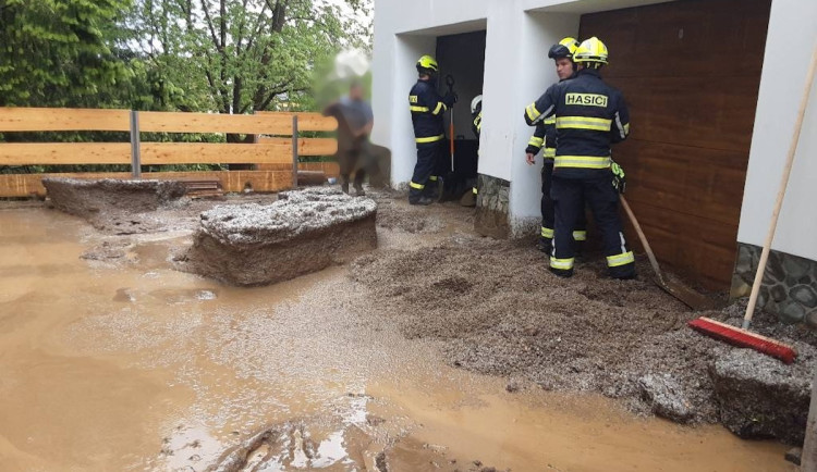 Voda a bahno zaplavily domy v Dalešicích. Bouřky dorazí i v neděli