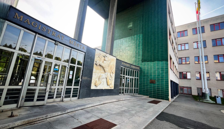 Chod hradeckého magistrátu i v jeho okolí dneska ochromí ozbrojený útočník