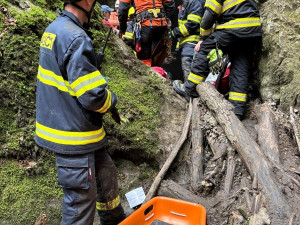 Školák se na Blanensku zřítil ze skály, letěl pro něj vrtulník