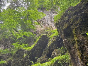 Školák se na Blanensku zřítil ze skály, letěl pro něj vrtulník