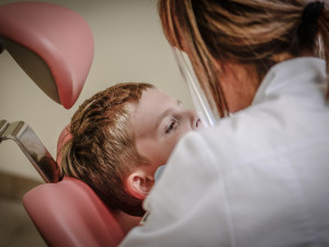 Chlapec zemřel po vytržení zubu, lékaři přehlédli sepsi. Soud v Brně přiznal odškodné