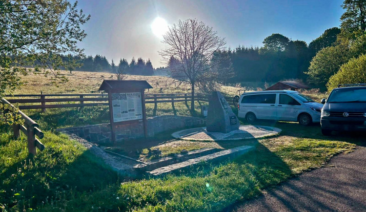 Dvě auta skandálně parkovala v objektu známého šumavského památníku, kam je zákaz vjezdu