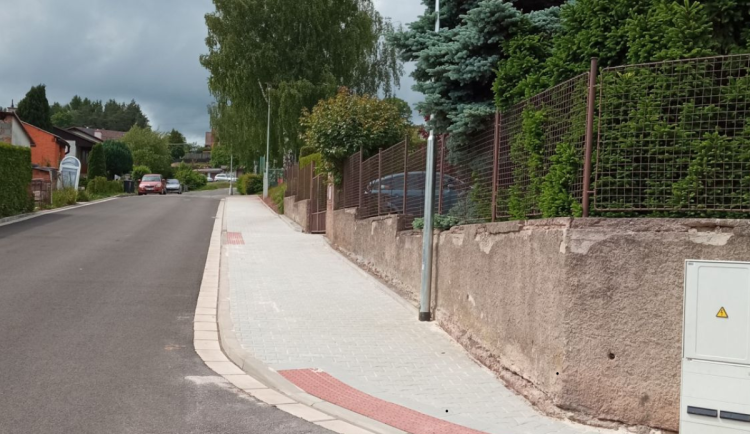 Oprava chodníku v ulici Pod Homolkou v Náchodě je hotová. Na podzim pokračují další etapy