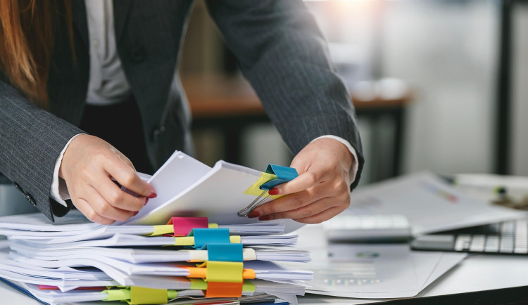 Finanční poradce podvedl téměř tři desítky klientů. Peníze měl prohrát v hazardu