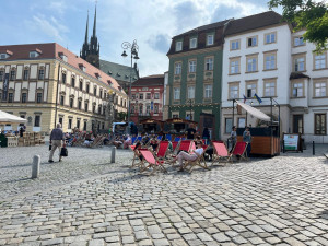 Do ulic Brna se vrátila lehátka. Lidé se mohou v centru slunit jako u moře