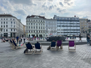 Do ulic Brna se vrátila lehátka. Lidé se mohou v centru slunit jako u moře