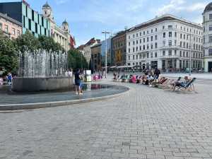 Do ulic Brna se vrátila lehátka. Lidé se mohou v centru slunit jako u moře