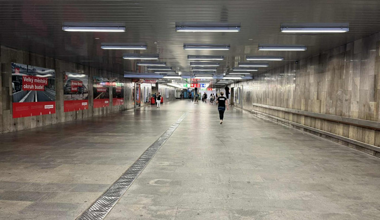 Konec hrůzného podchodu pod brněnským hlavním nádražím se blíží, bude bez obchodů