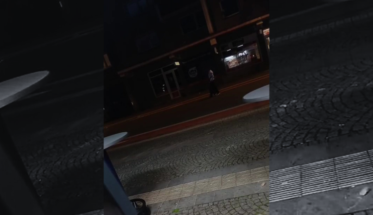 Video zachycuje možnou střelbu u hradeckého Atria. Policii incident nikdo nehlásil