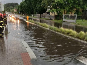Zatopená D1 a Boskovice bez proudu. Nejen jižní Moravu potrápily noční bouřky