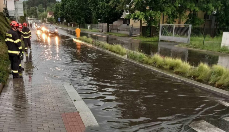 Zatopená D1 a Boskovice bez proudu. Jižní Moravu potrápily noční bouřky