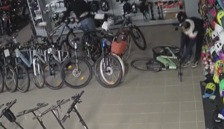 VIDEO: Zloději si z prodejny odnesli elektrokola i moto bundy za 135 tisíc