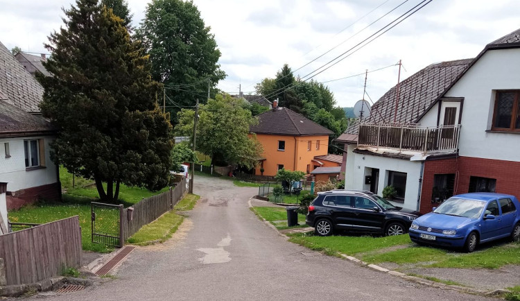 Oprava komunikace v Dobrošově začíná, uzavírka potrvá do července