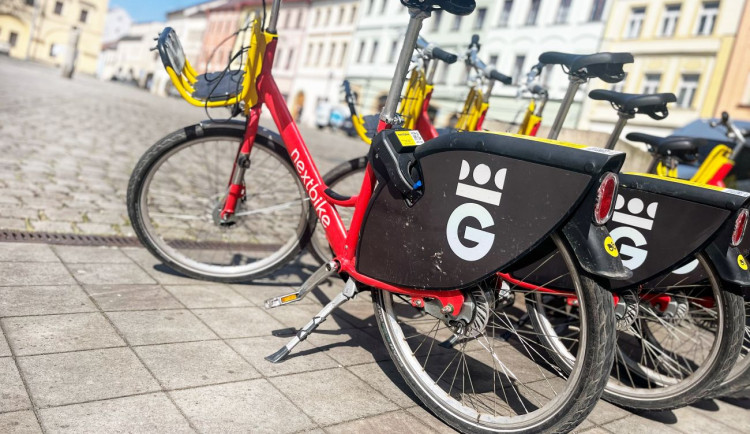 Sdílená kola v Hradci: Více stání, prodloužená výpůjčka a červnová výzva