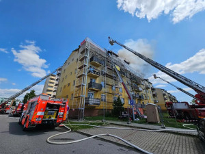VIDEO: V Brně-Chrlicích hoří střecha bytového domu, požár byl lokalizován