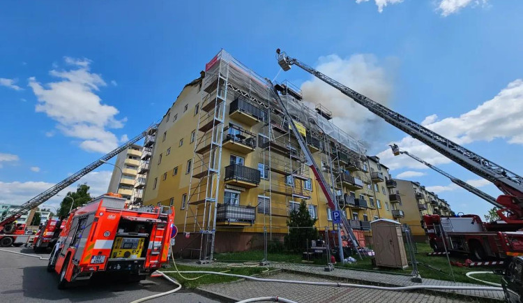 VIDEO: V Brně-Chrlicích hoří střecha bytového domu, hasičům pomáhají drony