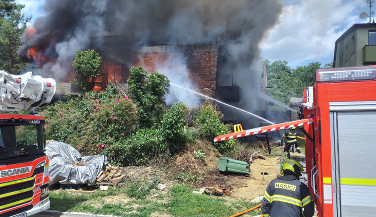 Na Hodonínsku hoří rodinný dům, situaci komplikuje fotovoltaika
