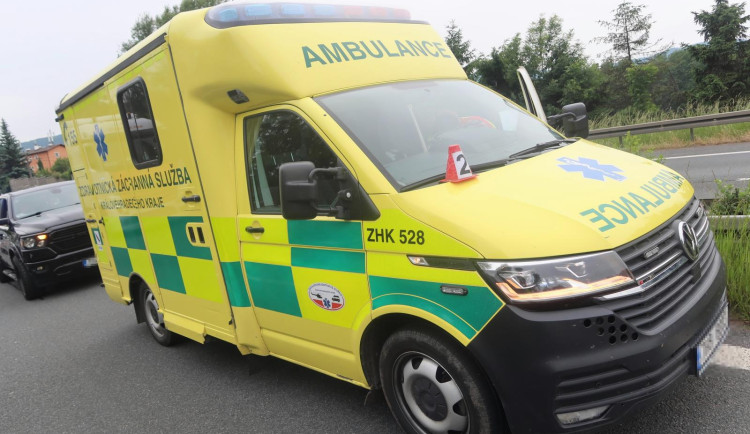 Nehoda na silnici 35. Řidič naboural houkající sanitu převážející pacienta