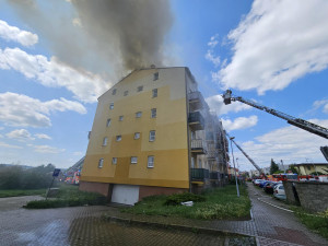 FOTO: Škoda na bytovém domě v Brně-Chrlicích je 120 milionů, hasilo se šest hodin