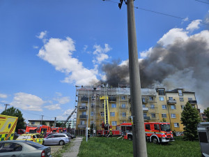 FOTO: Škoda na bytovém domě v Brně-Chrlicích je 120 milionů, hasilo se šest hodin