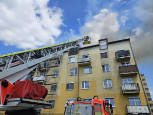FOTO: Škoda na bytovém domě v Brně-Chrlicích je 120 milionů, hasilo se šest hodin